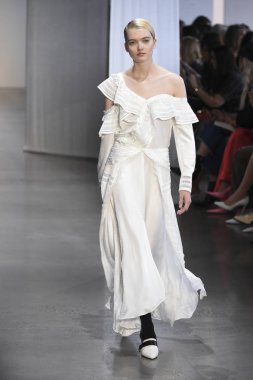 New York, Ny - Eylül 08: Manken pist için kendi portresi New York moda haftası sırasında yürür: gösterir Galerisi ben New York'ta 8 Eylül 2018 bahar stüdyolarında.