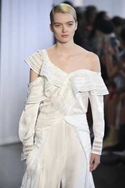 New York, Ny - Eylül 08: Manken pist için kendi portresi New York moda haftası sırasında yürür: gösterir Galerisi ben New York'ta 8 Eylül 2018 bahar stüdyolarında.