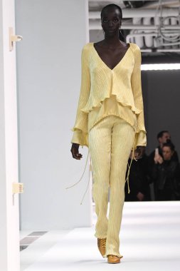 New York, Ny - Eylül 09: Manken New York'ta 9 Eylül 2018 tarihinde New York moda haftasında Sies Marjan bahar yaz 2019 koleksiyonu için pist yürür.