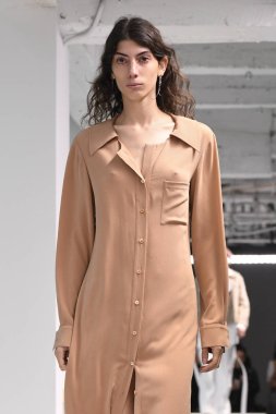 New York, Ny - Eylül 09: Manken New York'ta 9 Eylül 2018 tarihinde New York moda haftasında Sies Marjan bahar yaz 2019 koleksiyonu için pist yürür.