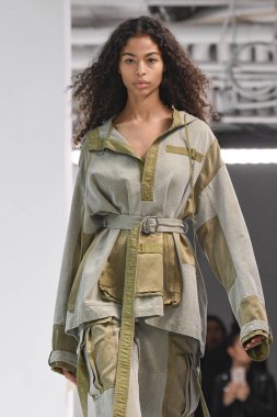 New York, Ny - Eylül 09: Manken New York'ta 9 Eylül 2018 tarihinde New York moda haftasında Sies Marjan bahar yaz 2019 koleksiyonu için pist yürür.