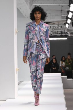 New York, Ny - Eylül 09: Manken New York'ta 9 Eylül 2018 tarihinde New York moda haftasında Sies Marjan bahar yaz 2019 koleksiyonu için pist yürür.