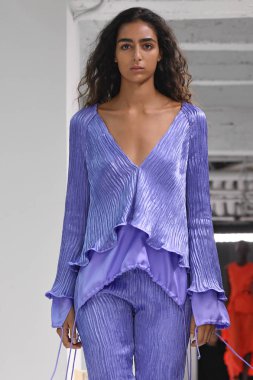 New York, Ny - Eylül 09: Manken New York'ta 9 Eylül 2018 tarihinde New York moda haftasında Sies Marjan bahar yaz 2019 koleksiyonu için pist yürür.