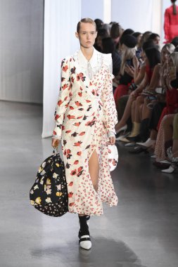 New York, Ny - Eylül 08: Manken pist için kendi portresi New York moda haftası sırasında yürür: gösterir Galerisi ben New York'ta 8 Eylül 2018 bahar stüdyolarında.