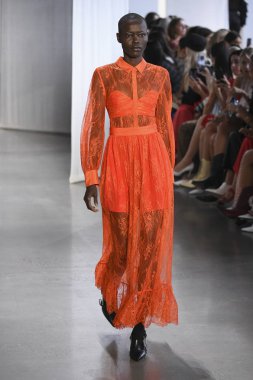 New York, Ny - Eylül 08: Manken pist için kendi portresi New York moda haftası sırasında yürür: gösterir Galerisi ben New York'ta 8 Eylül 2018 bahar stüdyolarında.