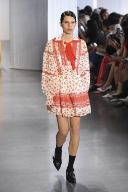 New York, Ny - Eylül 08: Manken pist için kendi portresi New York moda haftası sırasında yürür: gösterir Galerisi ben New York'ta 8 Eylül 2018 bahar stüdyolarında.