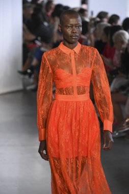 New York, Ny - Eylül 08: Manken pist için kendi portresi New York moda haftası sırasında yürür: gösterir Galerisi ben New York'ta 8 Eylül 2018 bahar stüdyolarında.