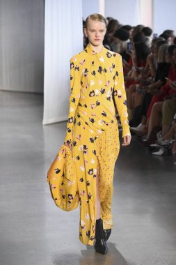 New York, Ny - Eylül 08: Manken pist için kendi portresi New York moda haftası sırasında yürür: gösterir Galerisi ben New York'ta 8 Eylül 2018 bahar stüdyolarında.