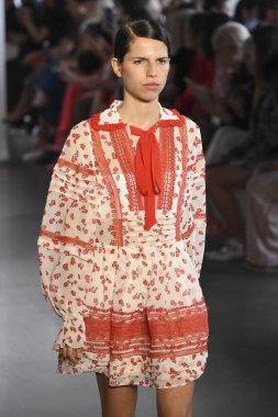 New York, Ny - Eylül 08: Manken pist için kendi portresi New York moda haftası sırasında yürür: gösterir Galerisi ben New York'ta 8 Eylül 2018 bahar stüdyolarında.