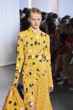 New York, Ny - Eylül 08: Manken pist için kendi portresi New York moda haftası sırasında yürür: gösterir Galerisi ben New York'ta 8 Eylül 2018 bahar stüdyolarında.