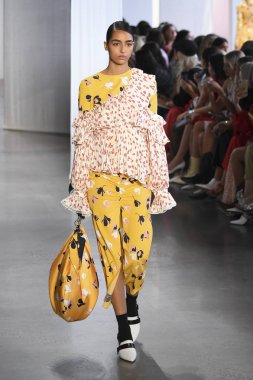 New York, Ny - Eylül 08: Manken pist için kendi portresi New York moda haftası sırasında yürür: gösterir Galerisi ben New York'ta 8 Eylül 2018 bahar stüdyolarında.