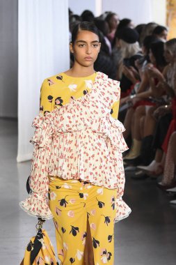 New York, Ny - Eylül 08: Manken pist için kendi portresi New York moda haftası sırasında yürür: gösterir Galerisi ben New York'ta 8 Eylül 2018 bahar stüdyolarında.