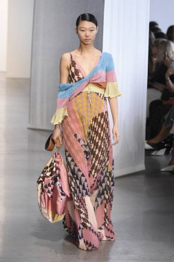 New York, Ny - Eylül 08: Manken pist için kendi portresi New York moda haftası sırasında yürür: gösterir Galerisi ben New York'ta 8 Eylül 2018 bahar stüdyolarında.