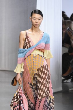 New York, Ny - Eylül 08: Manken pist için kendi portresi New York moda haftası sırasında yürür: gösterir Galerisi ben New York'ta 8 Eylül 2018 bahar stüdyolarında.