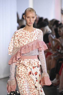 New York, Ny - Eylül 08: Manken pist için kendi portresi New York moda haftası sırasında yürür: gösterir Galerisi ben New York'ta 8 Eylül 2018 bahar stüdyolarında.