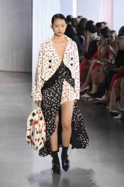 New York, Ny - Eylül 08: Manken pist için kendi portresi New York moda haftası sırasında yürür: gösterir Galerisi ben New York'ta 8 Eylül 2018 bahar stüdyolarında.