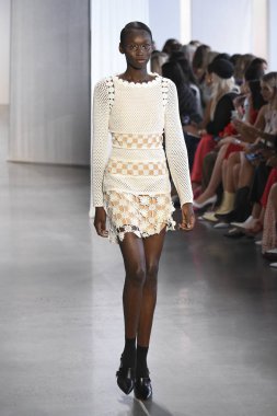 New York, Ny - Eylül 08: Manken pist için kendi portresi New York moda haftası sırasında yürür: gösterir Galerisi ben New York'ta 8 Eylül 2018 bahar stüdyolarında.