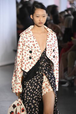 New York, Ny - Eylül 08: Manken pist için kendi portresi New York moda haftası sırasında yürür: gösterir Galerisi ben New York'ta 8 Eylül 2018 bahar stüdyolarında.