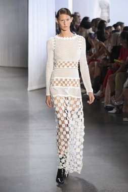 New York, Ny - Eylül 08: Manken pist için kendi portresi New York moda haftası sırasında yürür: gösterir Galerisi ben New York'ta 8 Eylül 2018 bahar stüdyolarında.