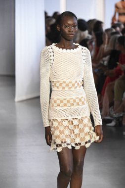 New York, Ny - Eylül 08: Manken pist için kendi portresi New York moda haftası sırasında yürür: gösterir Galerisi ben New York'ta 8 Eylül 2018 bahar stüdyolarında.