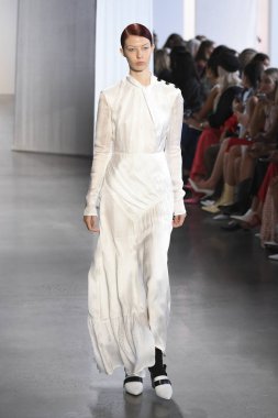 New York, Ny - Eylül 08: Manken pist için kendi portresi New York moda haftası sırasında yürür: gösterir Galerisi ben New York'ta 8 Eylül 2018 bahar stüdyolarında.