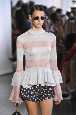 New York, Ny - Eylül 08: Manken pist için kendi portresi New York moda haftası sırasında yürür: gösterir Galerisi ben New York'ta 8 Eylül 2018 bahar stüdyolarında.