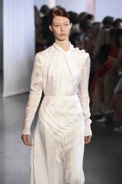 New York, Ny - Eylül 08: Manken pist için kendi portresi New York moda haftası sırasında yürür: gösterir Galerisi ben New York'ta 8 Eylül 2018 bahar stüdyolarında.