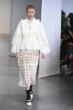 New York, Ny - Eylül 08: Manken pist için kendi portresi New York moda haftası sırasında yürür: gösterir Galerisi ben New York'ta 8 Eylül 2018 bahar stüdyolarında.