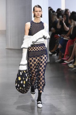 New York, Ny - Eylül 08: Manken pist için kendi portresi New York moda haftası sırasında yürür: gösterir Galerisi ben New York'ta 8 Eylül 2018 bahar stüdyolarında.