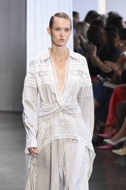 New York, Ny - Eylül 08: Manken pist için kendi portresi New York moda haftası sırasında yürür: gösterir Galerisi ben New York'ta 8 Eylül 2018 bahar stüdyolarında.