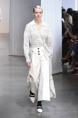 New York, Ny - Eylül 08: Manken pist için kendi portresi New York moda haftası sırasında yürür: gösterir Galerisi ben New York'ta 8 Eylül 2018 bahar stüdyolarında.