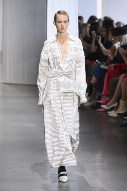 New York, Ny - Eylül 08: Manken pist için kendi portresi New York moda haftası sırasında yürür: gösterir Galerisi ben New York'ta 8 Eylül 2018 bahar stüdyolarında.