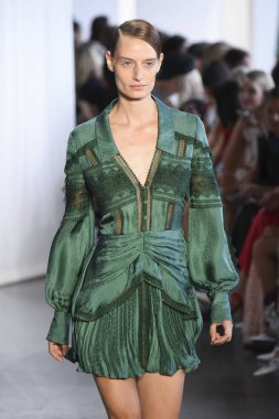 New York, Ny - Eylül 08: Manken pist için kendi portresi New York moda haftası sırasında yürür: gösterir Galerisi ben New York'ta 8 Eylül 2018 bahar stüdyolarında.