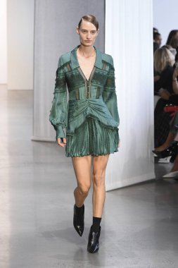 New York, Ny - Eylül 08: Manken pist için kendi portresi New York moda haftası sırasında yürür: gösterir Galerisi ben New York'ta 8 Eylül 2018 bahar stüdyolarında.