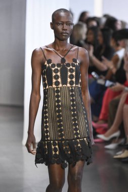 New York, Ny - Eylül 08: Manken pist için kendi portresi New York moda haftası sırasında yürür: gösterir Galerisi ben New York'ta 8 Eylül 2018 bahar stüdyolarında.