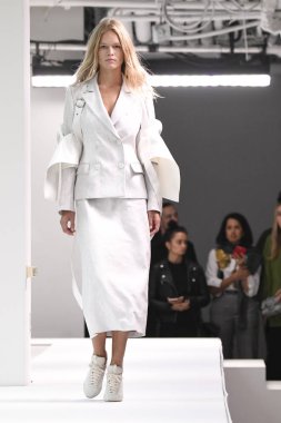 New York, Ny - Eylül 09: Manken New York'ta 9 Eylül 2018 tarihinde New York moda haftasında Sies Marjan bahar yaz 2019 koleksiyonu için pist yürür.