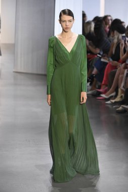 New York, Ny - Eylül 08: Manken pist için kendi portresi New York moda haftası sırasında yürür: gösterir Galerisi ben New York'ta 8 Eylül 2018 bahar stüdyolarında.