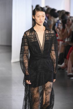 New York, Ny - Eylül 08: Manken pist için kendi portresi New York moda haftası sırasında yürür: gösterir Galerisi ben New York'ta 8 Eylül 2018 bahar stüdyolarında.