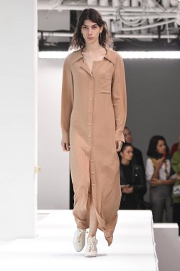 New York, Ny - Eylül 09: Manken New York'ta 9 Eylül 2018 tarihinde New York moda haftasında Sies Marjan bahar yaz 2019 koleksiyonu için pist yürür.