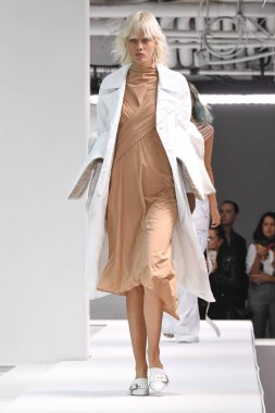 New York, Ny - Eylül 09: Manken New York'ta 9 Eylül 2018 tarihinde New York moda haftasında Sies Marjan bahar yaz 2019 koleksiyonu için pist yürür.