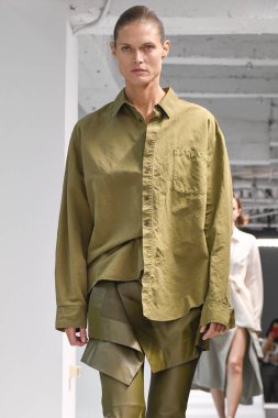 New York, Ny - Eylül 09: Manken New York'ta 9 Eylül 2018 tarihinde New York moda haftasında Sies Marjan bahar yaz 2019 koleksiyonu için pist yürür.
