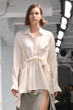 New York, Ny - Eylül 09: Manken New York'ta 9 Eylül 2018 tarihinde New York moda haftasında Sies Marjan bahar yaz 2019 koleksiyonu için pist yürür.