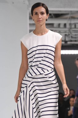 New York, Ny - Eylül 09: Manken New York'ta 9 Eylül 2018 tarihinde New York moda haftasında Sies Marjan bahar yaz 2019 koleksiyonu için pist yürür.