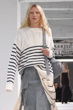 New York, Ny - Eylül 09: Manken New York'ta 9 Eylül 2018 tarihinde New York moda haftasında Sies Marjan bahar yaz 2019 koleksiyonu için pist yürür.