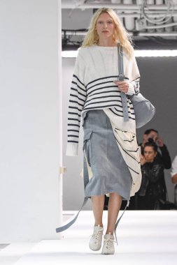 New York, Ny - Eylül 09: Manken New York'ta 9 Eylül 2018 tarihinde New York moda haftasında Sies Marjan bahar yaz 2019 koleksiyonu için pist yürür.