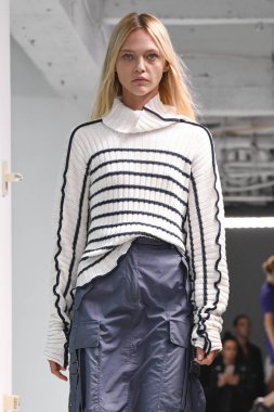 New York, Ny - Eylül 09: Manken New York'ta 9 Eylül 2018 tarihinde New York moda haftasında Sies Marjan bahar yaz 2019 koleksiyonu için pist yürür.