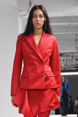 New York, Ny - Eylül 09: Manken New York'ta 9 Eylül 2018 tarihinde New York moda haftasında Sies Marjan bahar yaz 2019 koleksiyonu için pist yürür.