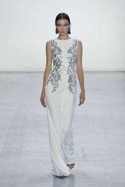 New York, Ny - Eylül 06: Tadashi Shoji moda pist New York'ta New York moda haftası 6 Eylül 2018 üzerinde sırasında göstermek bir modeli yürür..