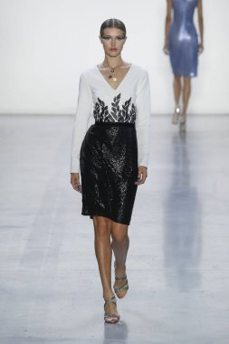 New York, Ny - Eylül 06: Tadashi Shoji moda pist New York'ta New York moda haftası 6 Eylül 2018 üzerinde sırasında göstermek bir modeli yürür..