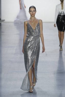 New York, Ny - Eylül 06: Tadashi Shoji moda pist New York'ta New York moda haftası 6 Eylül 2018 üzerinde sırasında göstermek bir modeli yürür..